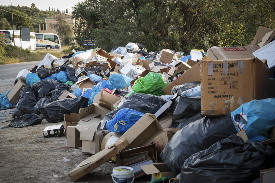 Η Κέρκυρα έχει «πνιγεί» στα σκουπίδια - Μαθητές διαμαρτύρονται με αποχή
