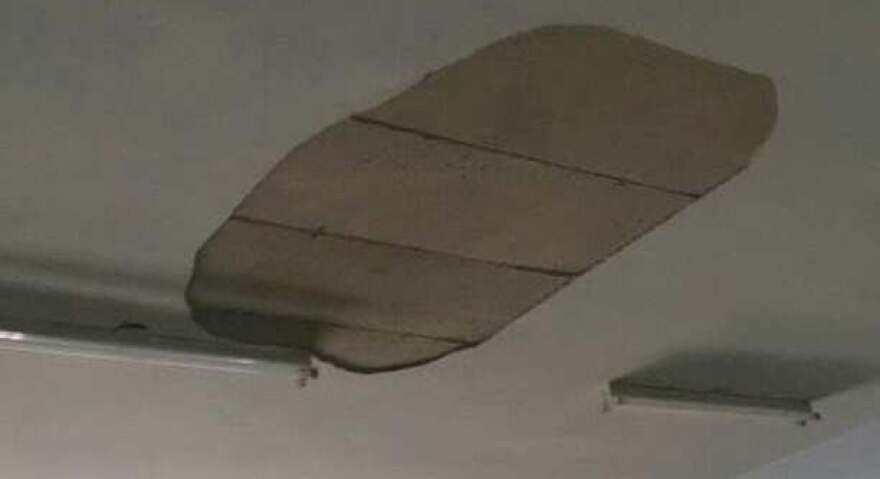 Ιωάννινα: Τμήμα οροφής σχολικής αίθουσας έπεσε πάνω στα θρανία μαθητών