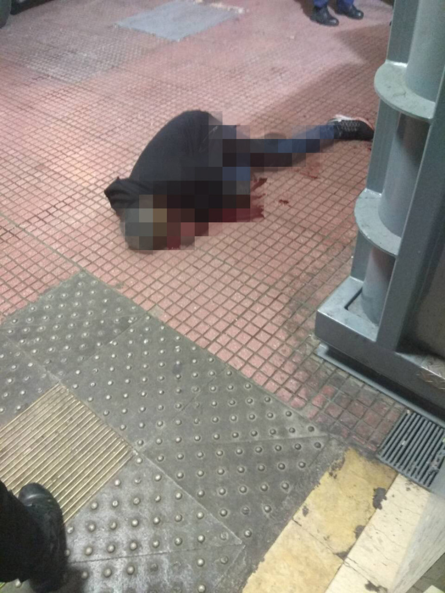 Άγρια σφαγή στην πλατεία Βάθη: Έκοψαν τον λαιμό αλλοδαπού μπροστά στους περαστικούς