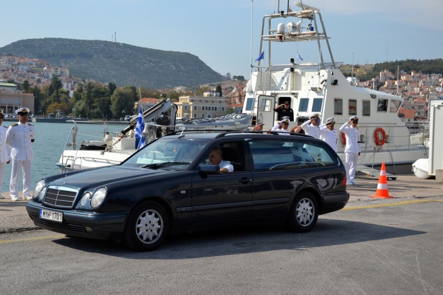 Συγκίνηση στο τελευταίο αντίο στον «ήρωα του Αιγαίου» Κυριάκο Παπαδόπουλο