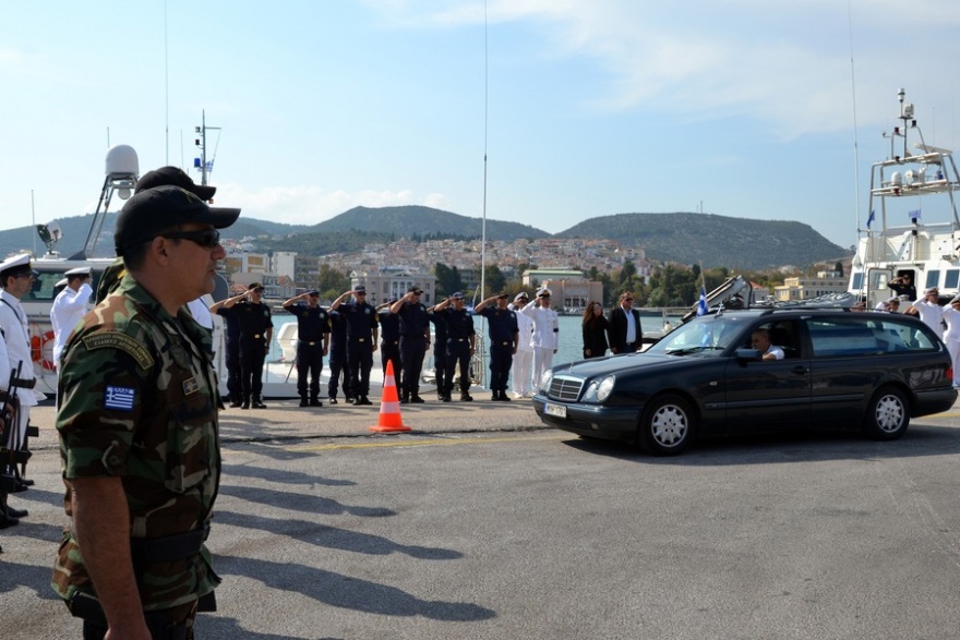 Συγκίνηση στο τελευταίο αντίο στον «ήρωα του Αιγαίου» Κυριάκο Παπαδόπουλο