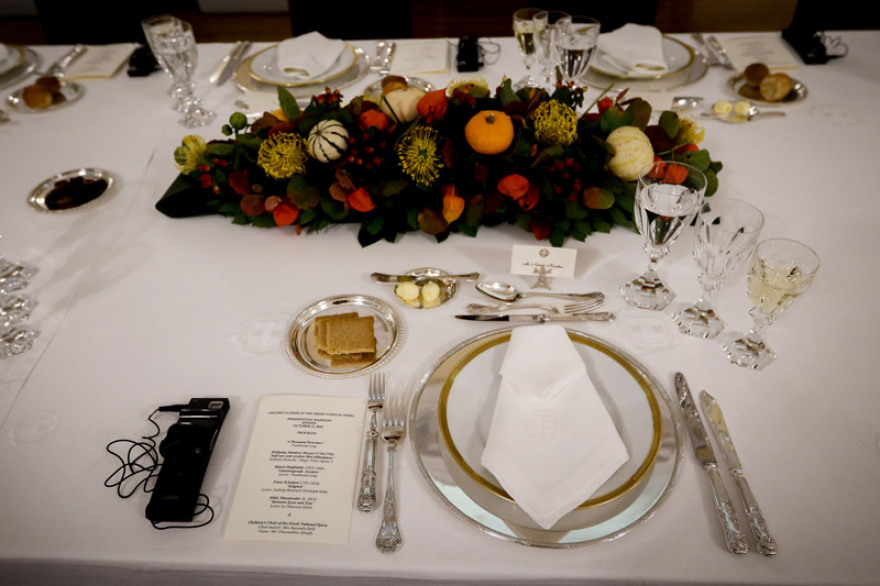 Χαμόγελα, φιλιά και χαλαρή ατμόσφαιρα στο προεδρικό μέγαρο στο περιθώριο του πολιτικού... τυφώνα