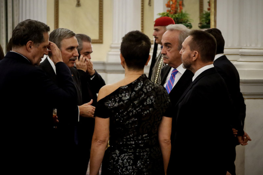 Χαμόγελα, φιλιά και χαλαρή ατμόσφαιρα στο προεδρικό μέγαρο στο περιθώριο του πολιτικού... τυφώνα