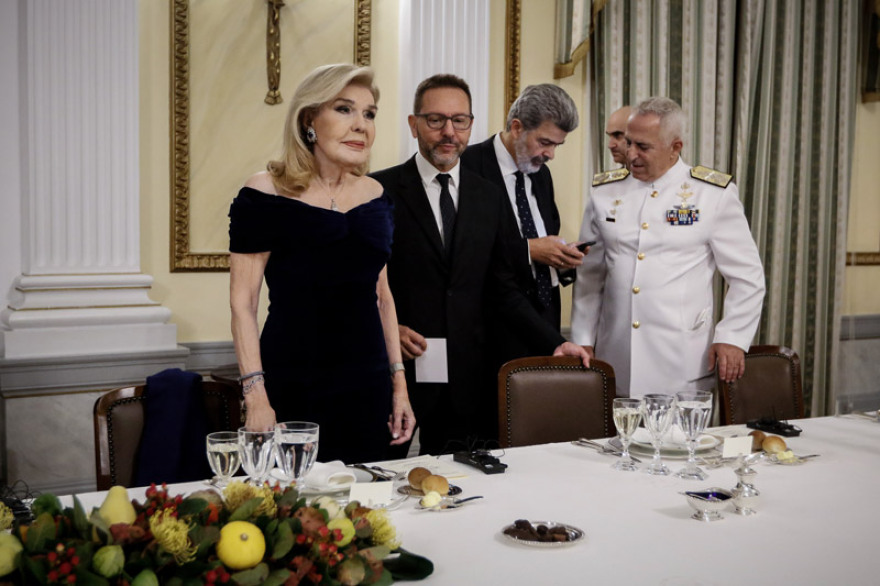 Χαμόγελα, φιλιά και χαλαρή ατμόσφαιρα στο προεδρικό μέγαρο στο περιθώριο του πολιτικού... τυφώνα