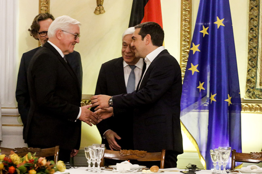 Χαμόγελα, φιλιά και χαλαρή ατμόσφαιρα στο προεδρικό μέγαρο στο περιθώριο του πολιτικού... τυφώνα