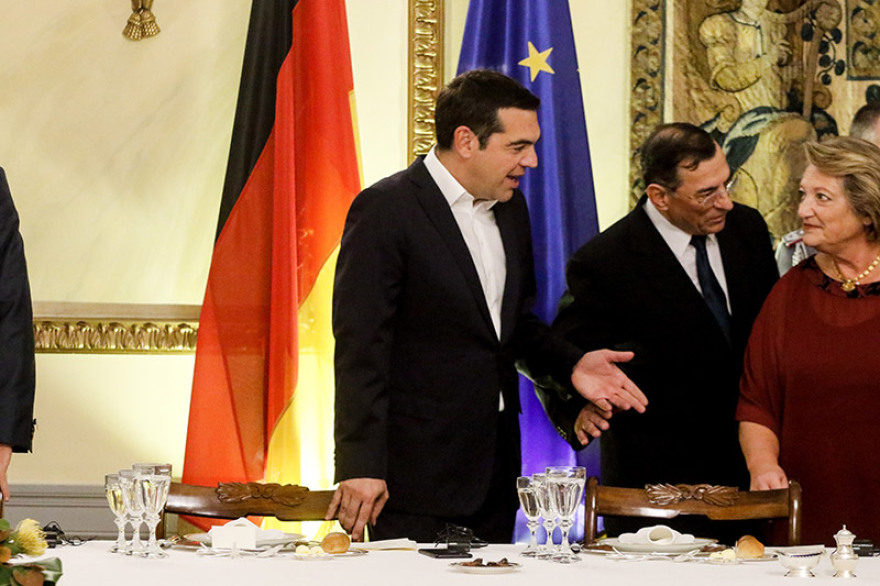 Χαμόγελα, φιλιά και χαλαρή ατμόσφαιρα στο προεδρικό μέγαρο στο περιθώριο του πολιτικού... τυφώνα