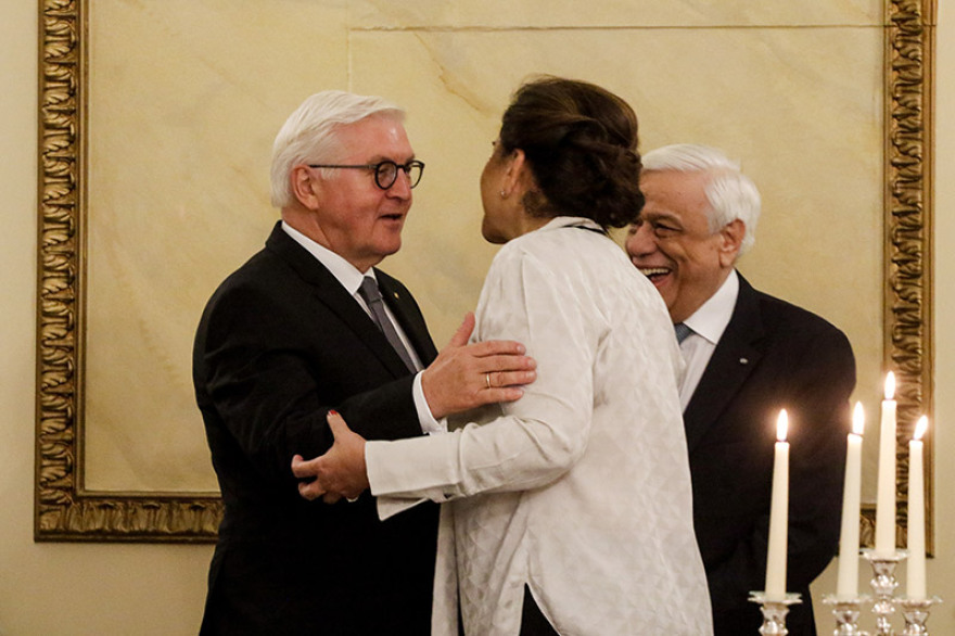 Χαμόγελα, φιλιά και χαλαρή ατμόσφαιρα στο προεδρικό μέγαρο στο περιθώριο του πολιτικού... τυφώνα