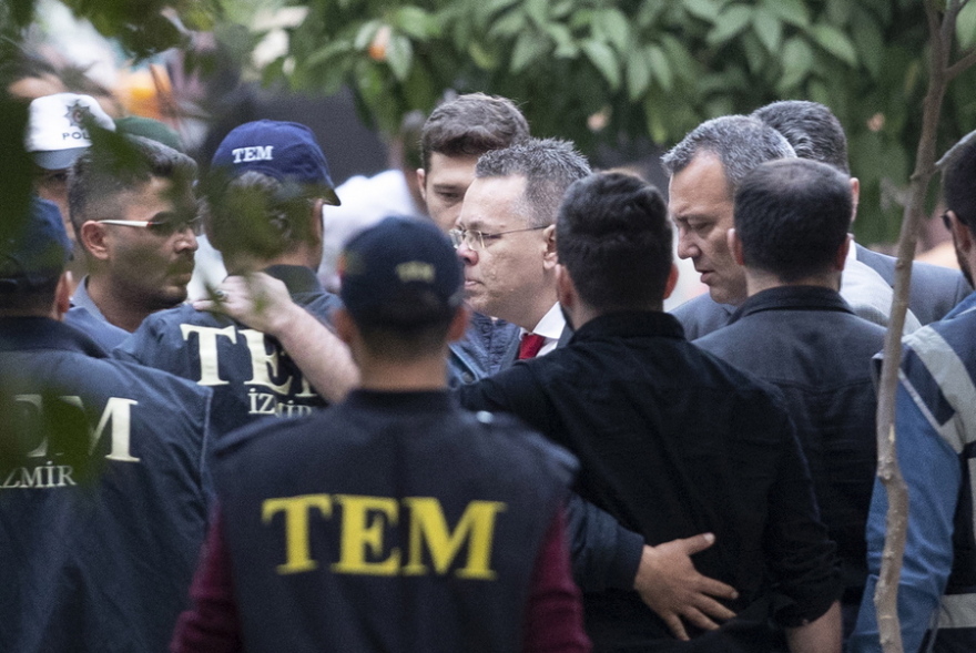 Βίντεο: Ο πάστορας Μπράνσον επιστρέφει στο σπίτι του μετά την απελευθέρωσή του