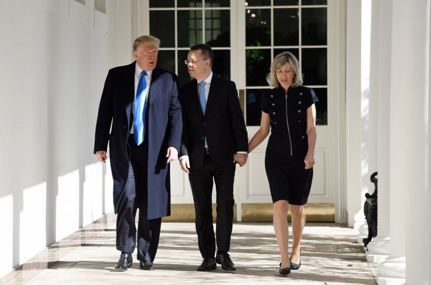 Στον Λευκό Οίκο ο πάστορας Μπράνσον - Γονάτισε και προσευχήθηκε για τον Τραμπ