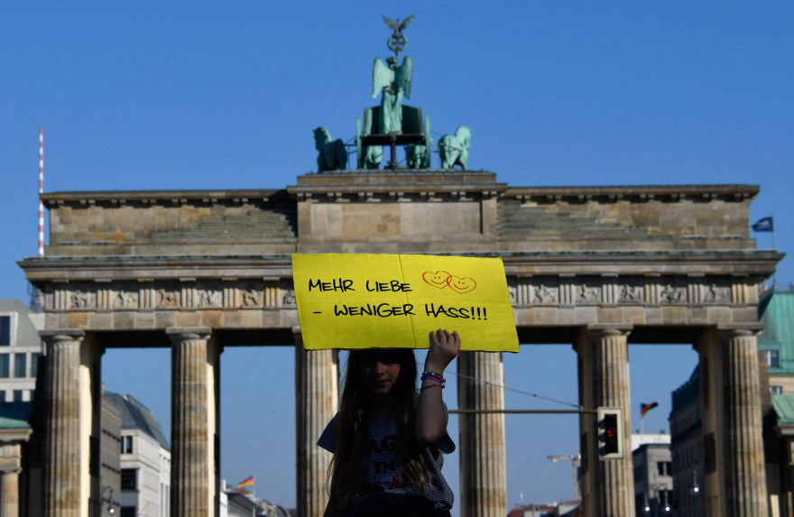 Βερολίνο: 150.000 άνθρωποι στους δρόμους κατά του ρατσισμού και της ξενοφοβίας