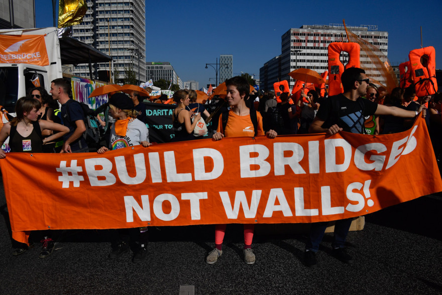 Βερολίνο: 150.000 άνθρωποι στους δρόμους κατά του ρατσισμού και της ξενοφοβίας