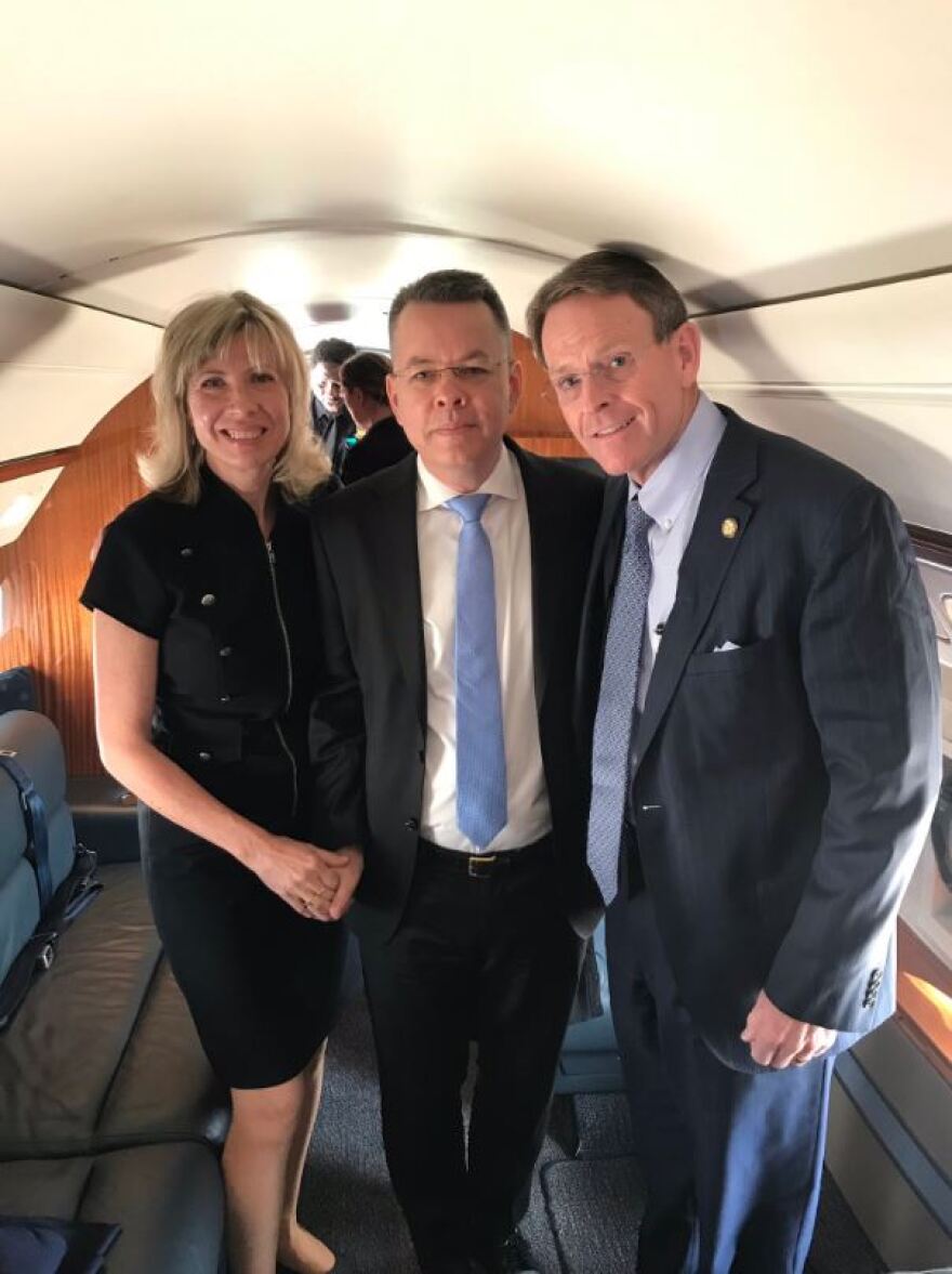 Στον Λευκό Οίκο ο πάστορας Μπράνσον - Γονάτισε και προσευχήθηκε για τον Τραμπ