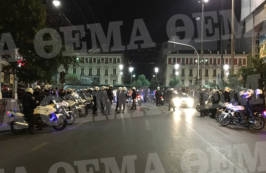  Επίθεση με μολότοφ στο Α.Τ. Ομόνοιας - Τέσσερις αστυνομικοί τραυματίες