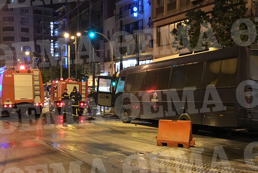  Επίθεση με μολότοφ στο Α.Τ. Ομόνοιας - Τέσσερις αστυνομικοί τραυματίες