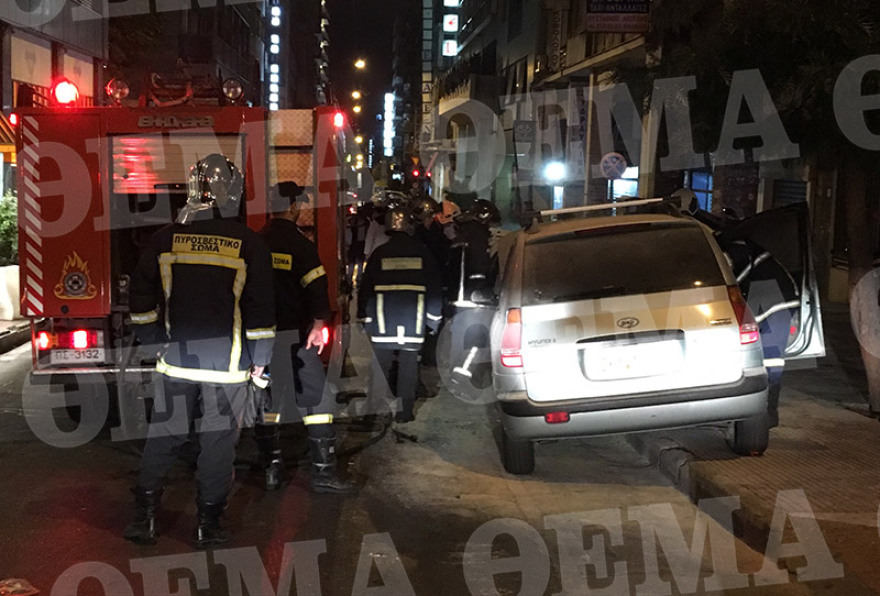  Επίθεση με μολότοφ στο Α.Τ. Ομόνοιας - Τέσσερις αστυνομικοί τραυματίες