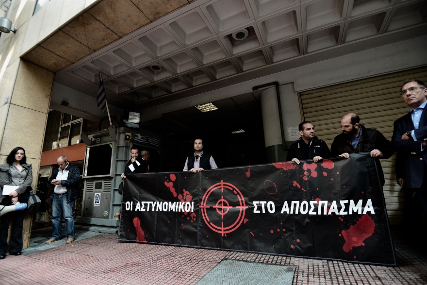 «Οι αστυνομικοί στο απόσπασμα»: Διαμαρτυρία έξω από το ΑΤ Ομονοίας για τη «δολοφονική» επίθεση με τις μολότοφ