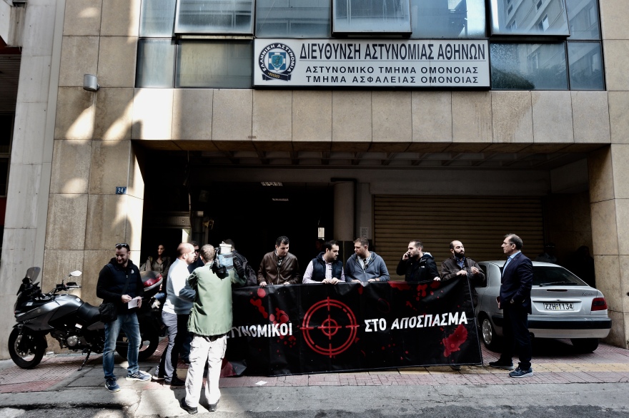 «Οι αστυνομικοί στο απόσπασμα»: Διαμαρτυρία έξω από το ΑΤ Ομονοίας για τη «δολοφονική» επίθεση με τις μολότοφ