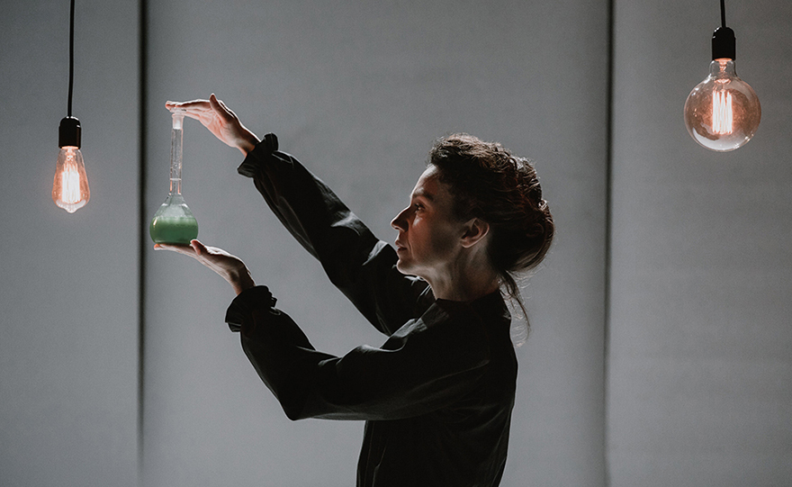 Ένα ιλιγγιώδες rewind στη ζωή της Μαρί Κιουρί