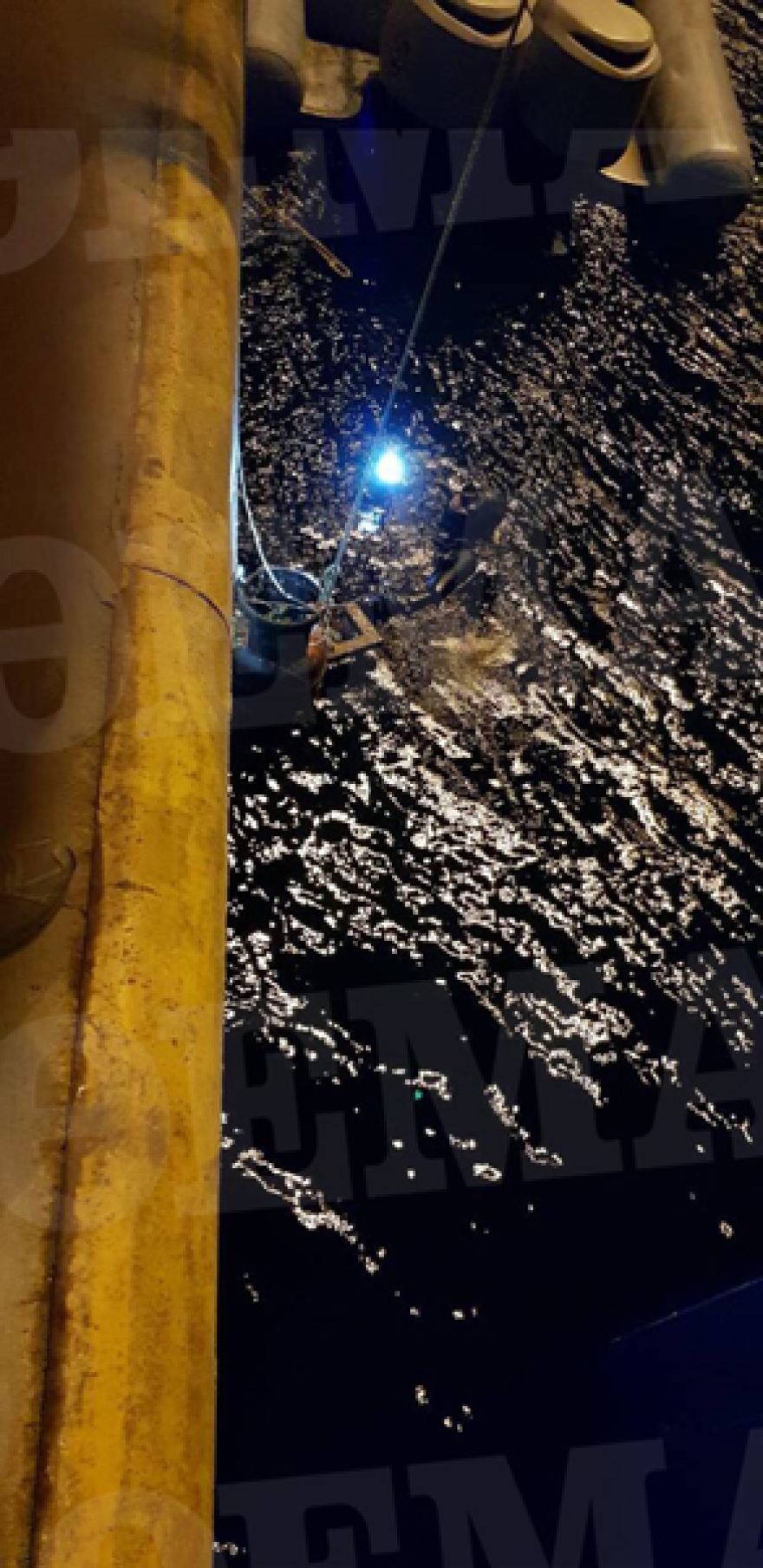 Φωτογραφίες: Δείτε πώς οι βατραχάνθρωποι του Λιμενικού «ξήλωσαν» ναρκωτικά  μέσα από πλοίο στο Κερατσίνι