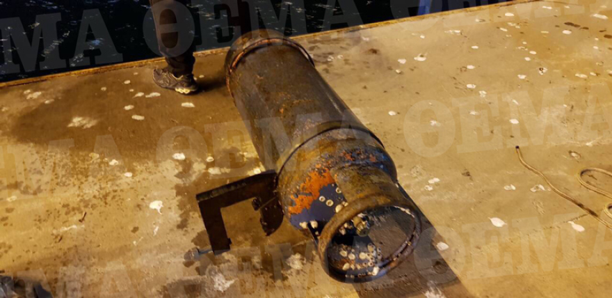 Φωτογραφίες: Δείτε πώς οι βατραχάνθρωποι του Λιμενικού «ξήλωσαν» ναρκωτικά  μέσα από πλοίο στο Κερατσίνι