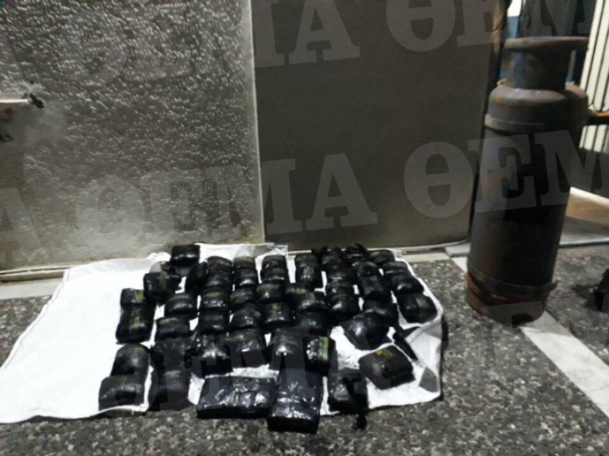 Φωτογραφίες: Δείτε πώς οι βατραχάνθρωποι του Λιμενικού «ξήλωσαν» ναρκωτικά  μέσα από πλοίο στο Κερατσίνι