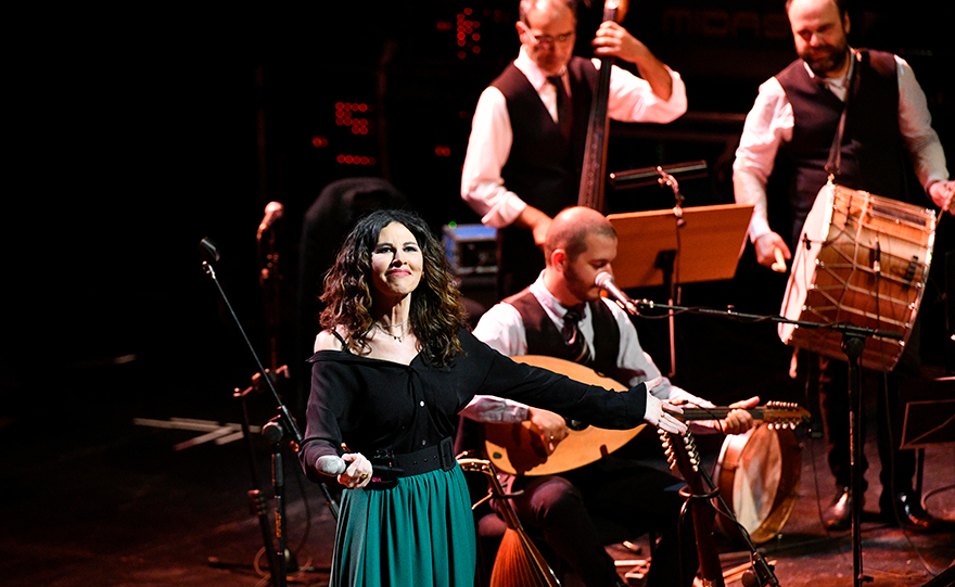 «Την ίδια στιγμή»… στα παρασκήνια