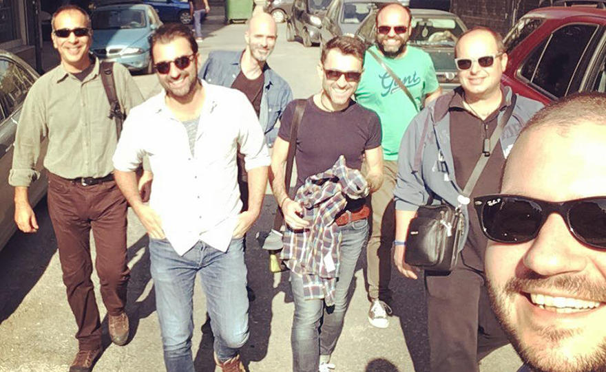 «Την ίδια στιγμή»… στα παρασκήνια