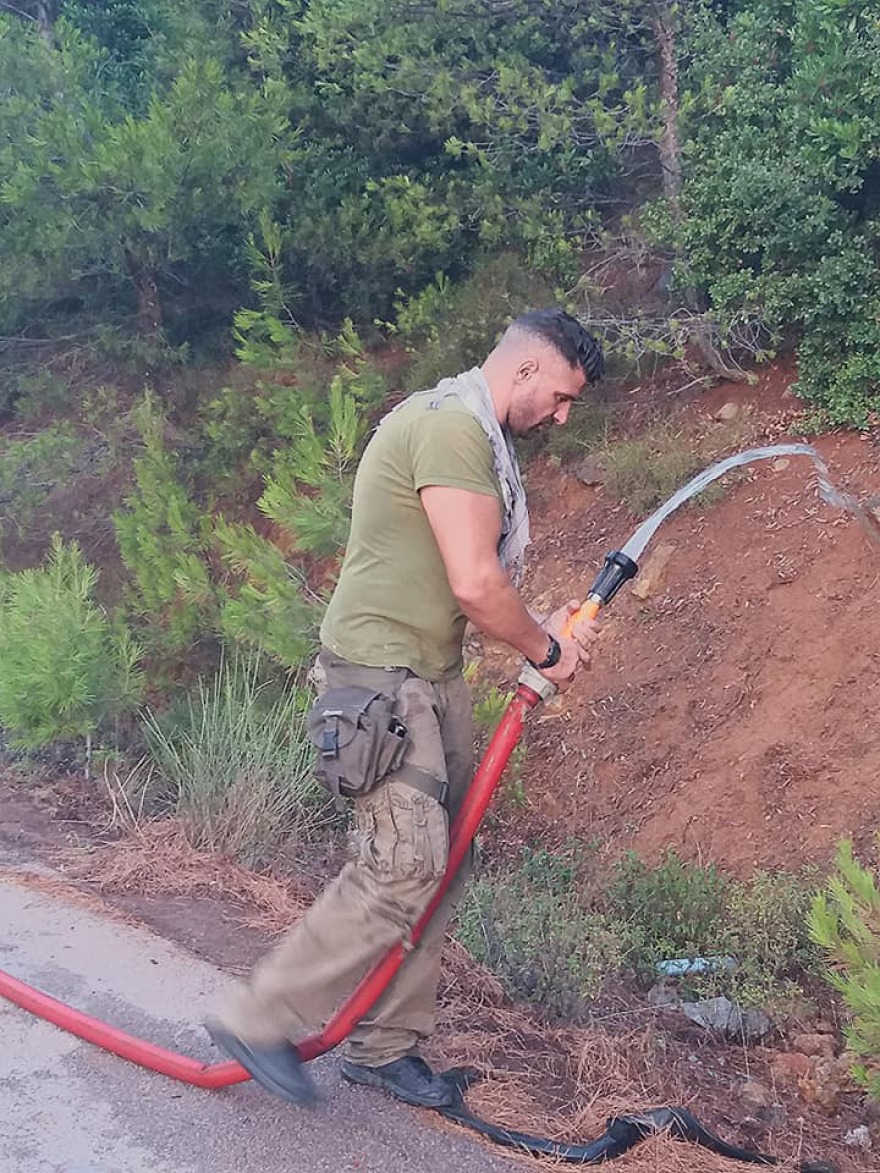 Εθελοντής πυροσβέστης και αθλητής τοποθέτησε το Σταυρό στη Μυτιλήνη