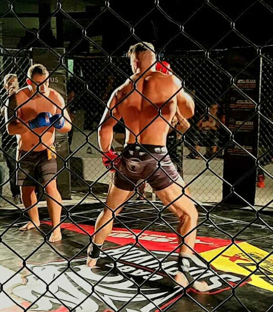 Εθελοντής πυροσβέστης και αθλητής τοποθέτησε το Σταυρό στη Μυτιλήνη