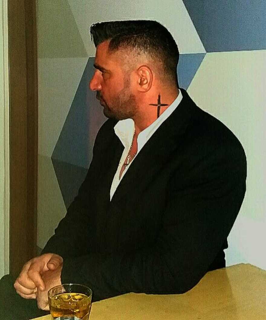 Εθελοντής πυροσβέστης και αθλητής τοποθέτησε το Σταυρό στη Μυτιλήνη