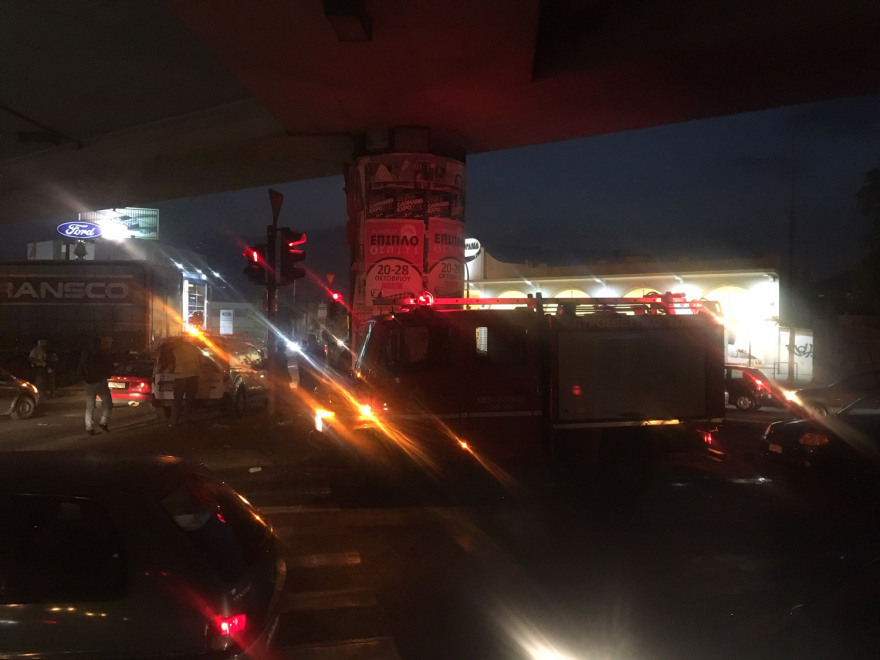 Σύγκρουση νταλίκας με έξι ΙΧ στην Πέτρου Ράλλη: Επτά  τραυματίες, ένας σοβαρά