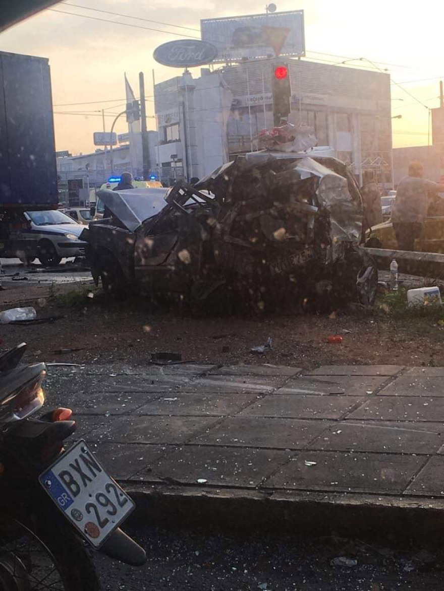 Σύγκρουση νταλίκας με έξι ΙΧ στην Πέτρου Ράλλη: Επτά  τραυματίες, ένας σοβαρά