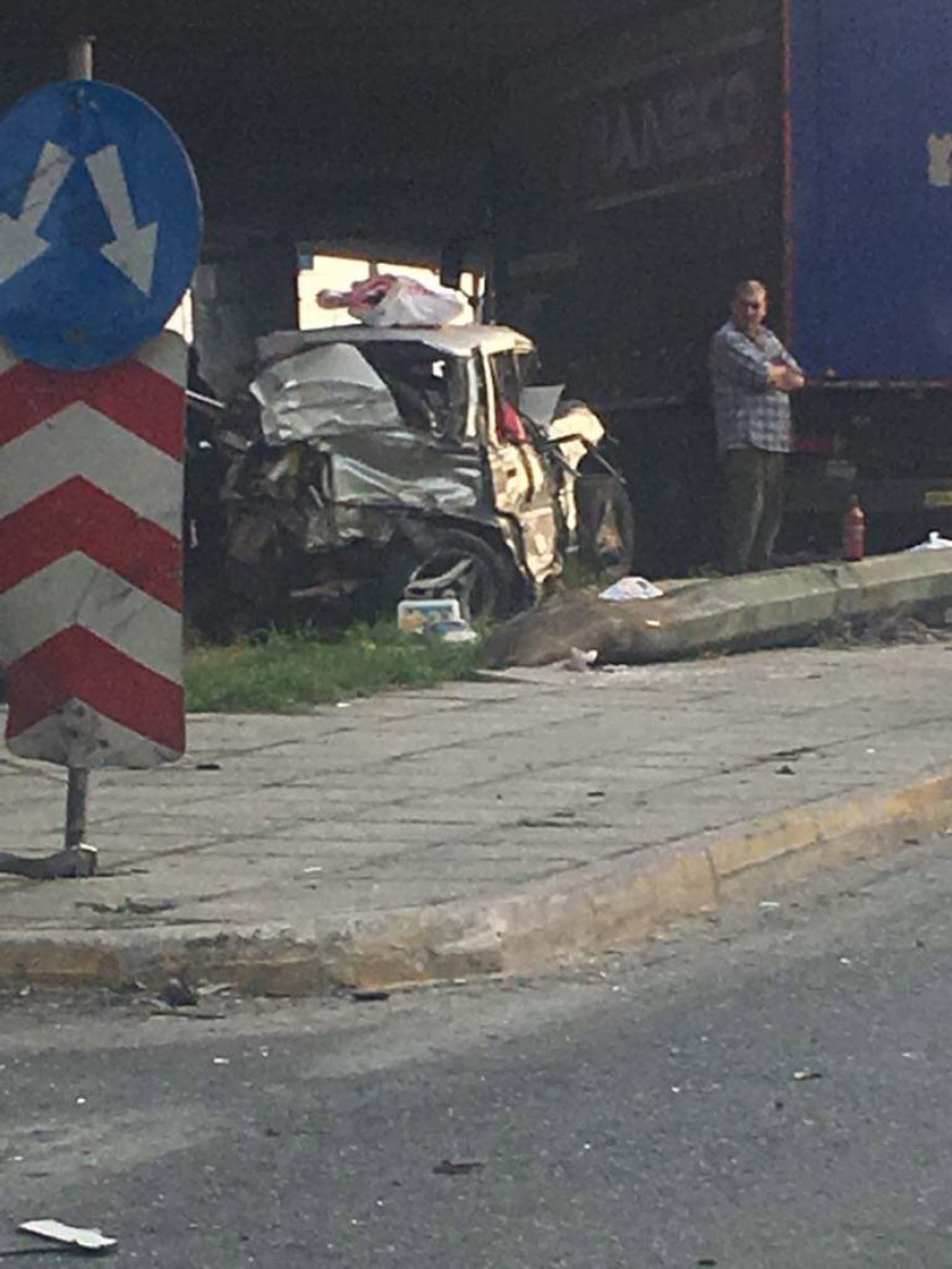 Σύγκρουση νταλίκας με έξι ΙΧ στην Πέτρου Ράλλη: Επτά  τραυματίες, ένας σοβαρά