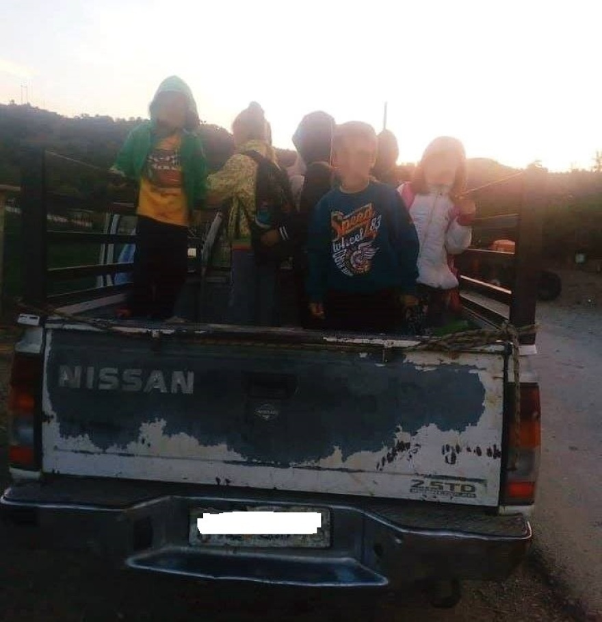 Μαθητές μεταφέρονται στο Δημοτικό πάνω σε καρότσα αγροτικού στον ορεινό Βάλτο