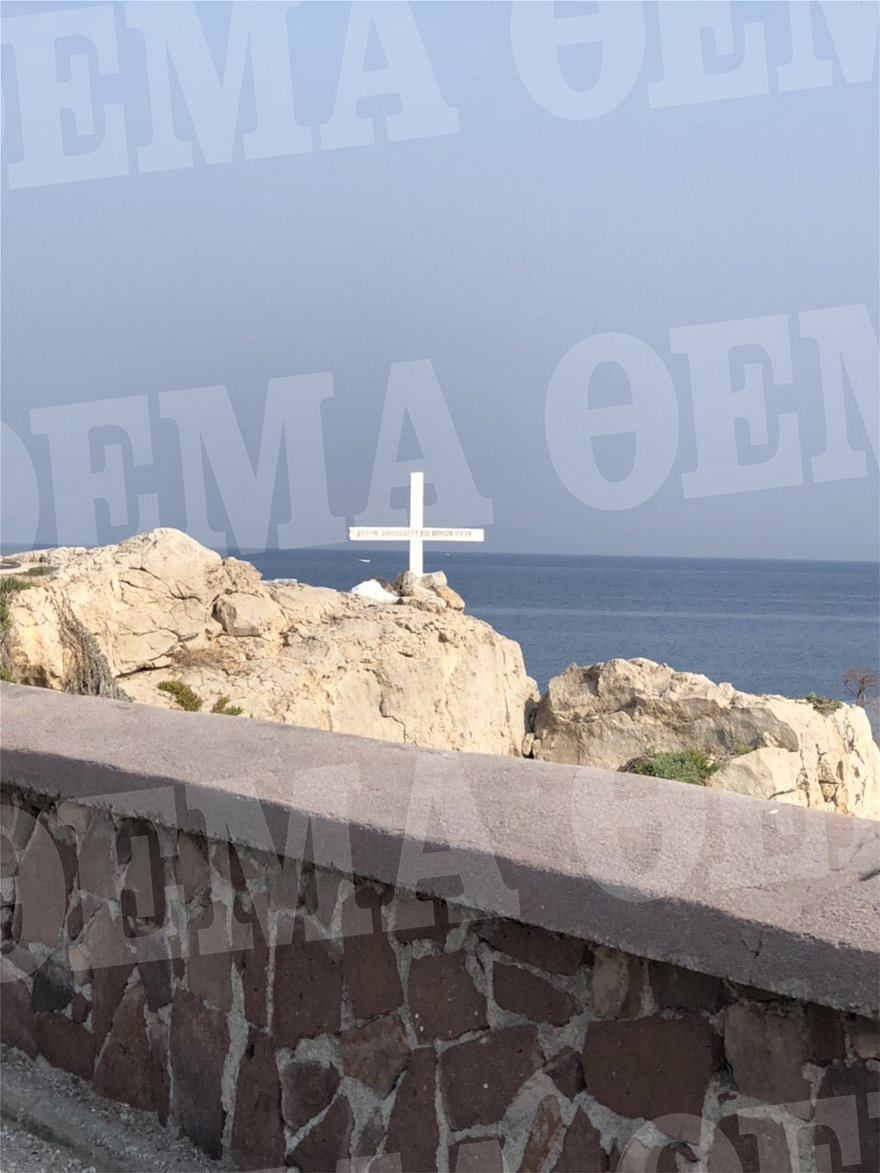 Μυτιλήνη: Στη θέση του και πάλι ο τσιμεντένιος σταυρός