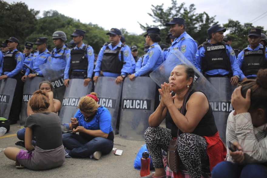Εικόνες: Μετανάστες από την Ονδούρα έσπασαν τα σύνορα στο Μεξικό