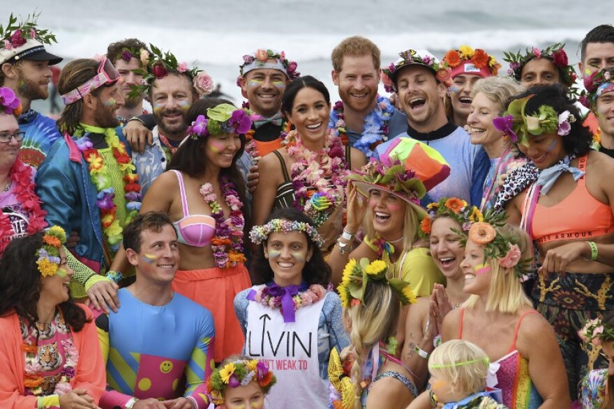 Δείτε τον πρίγκιπα Χάρι και την Μέγκαν Μαρκλ ξυπόλητους στην παραλία  σε... τελετή κατά των κακών vibe!