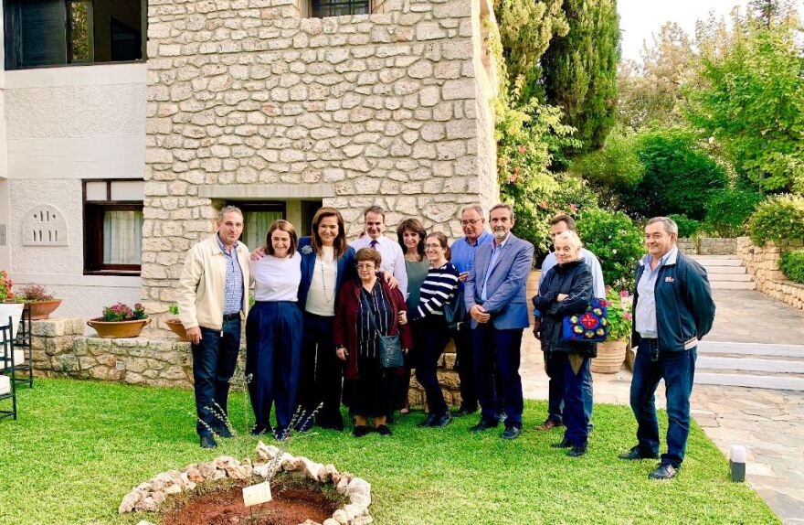 Τα παιδιά του Κωνσταντίνου Μητσοτάκη φύτεψαν μια αμπελιτσιά στη μνήμη του πατέρα τους