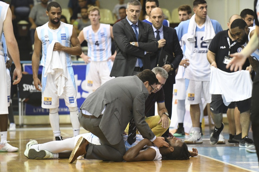 Σοκ με Ντιγκς: Κατέρρευσε στο παρκέ ο παίκτης του Κολοσσού