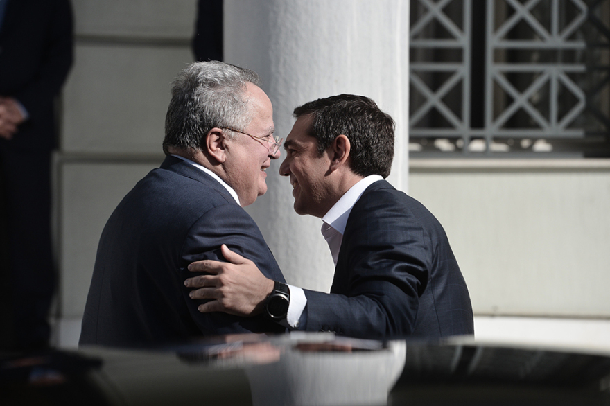 Φεύγει... ευτυχής ο Κοτζιάς - «Αθλιότητες» χαρακτήρισε τα περί μυστικών κονδυλίων