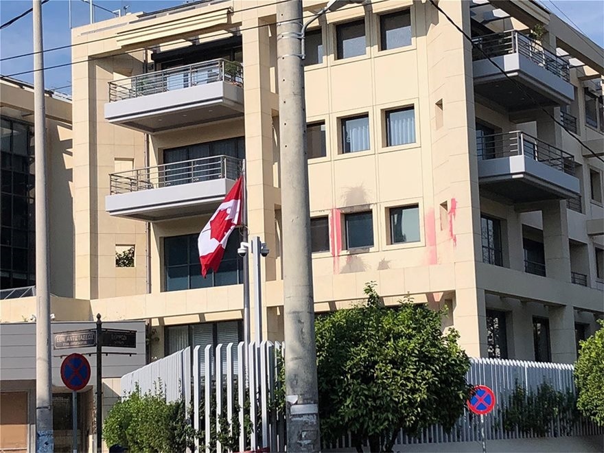 Ο Ρουβίκωνας πίσω από την επίθεση στην πρεσβεία του Καναδά  - Δείτε το βίντεο