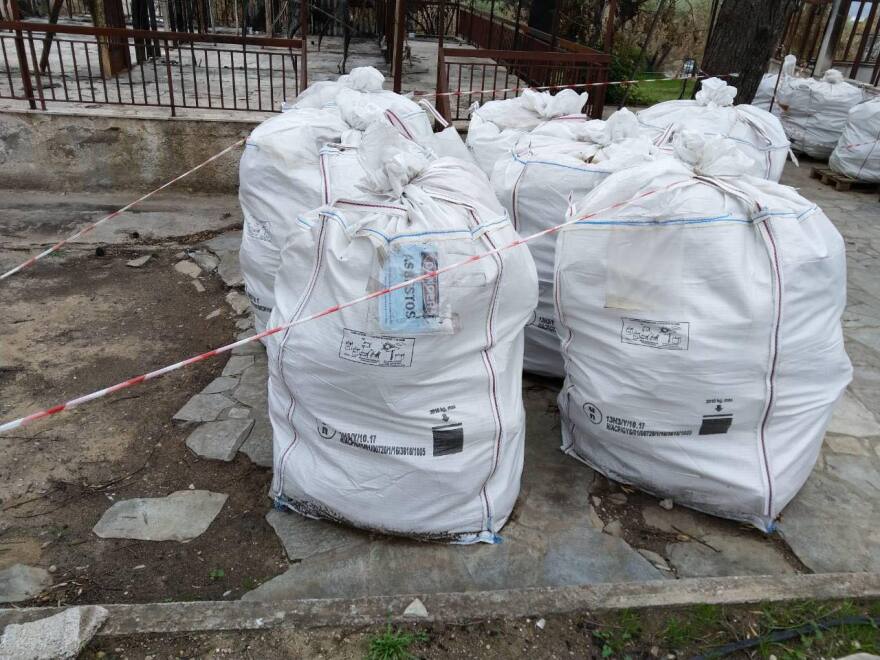 Παρατημένα τσουβάλια με αμίαντο απειλούν νηπιαγωγείο στην πυρόπληκτη Ραφήνα 