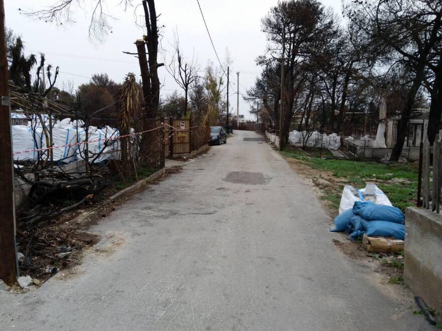 Παρατημένα τσουβάλια με αμίαντο απειλούν νηπιαγωγείο στην πυρόπληκτη Ραφήνα 