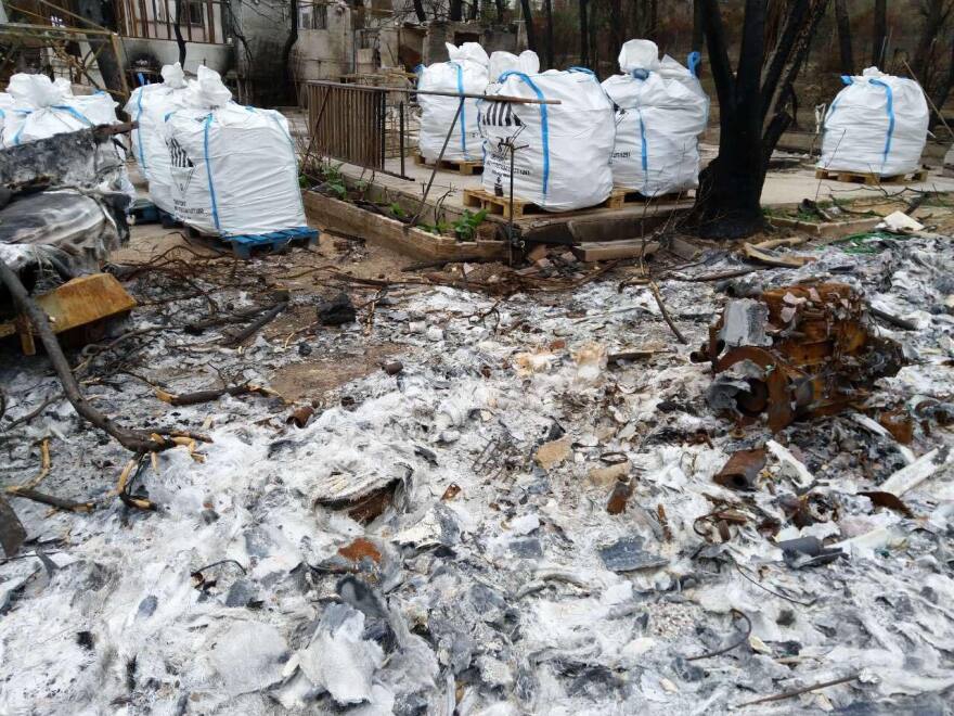 Παρατημένα τσουβάλια με αμίαντο απειλούν νηπιαγωγείο στην πυρόπληκτη Ραφήνα 