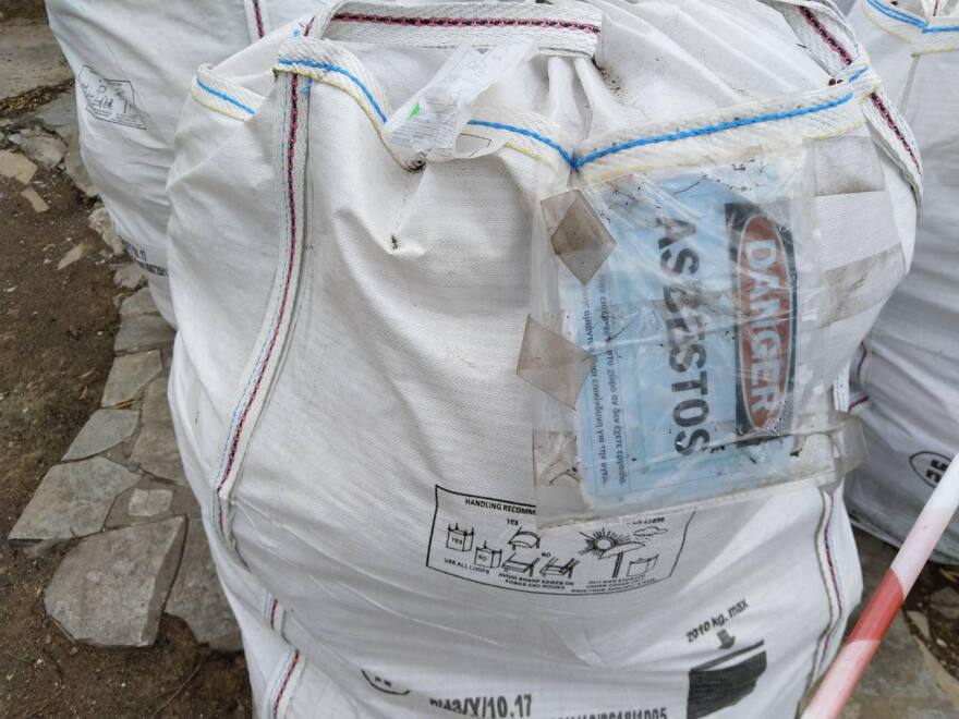 Παρατημένα τσουβάλια με αμίαντο απειλούν νηπιαγωγείο στην πυρόπληκτη Ραφήνα 