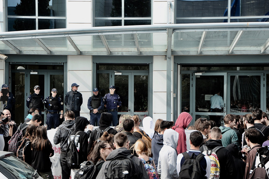 Δείτε βίντεο: «Εξάψαλμος» φοιτητών στον Γαβρόγλου - «Διαλύετε τις ζωές μας»