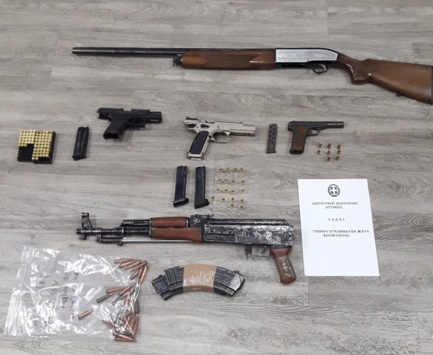 Ζεφύρι: Εξαρθρώθηκε συμμορία που λήστευε με καλάσνικοφ και μάσκες σιλικόνης