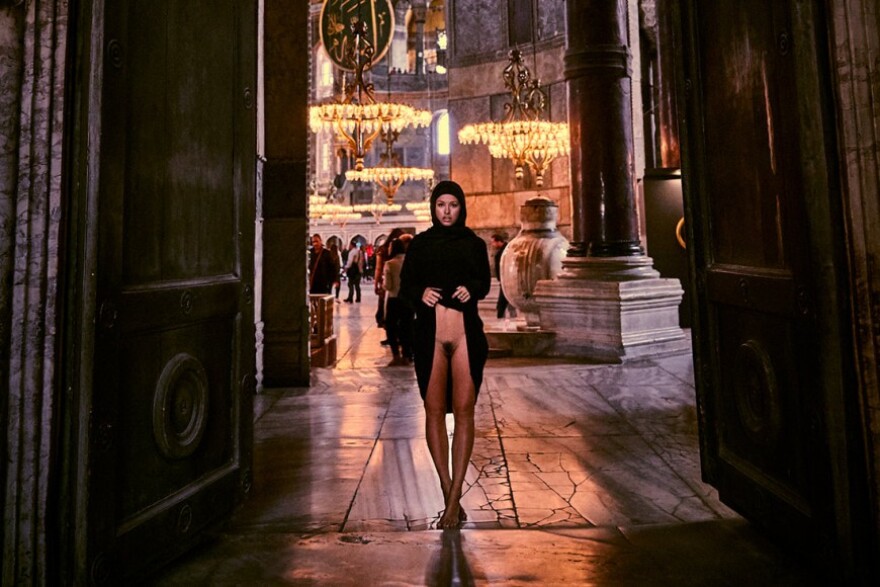 Γυμνή στην Αγιά Σοφιά η Μαρίζα Παπέν με την ανοχή των Τούρκων