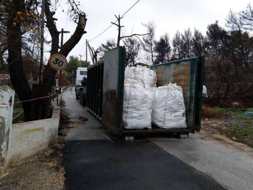  Ξεκίνησε η αποκομιδή των τσουβαλιών με αμίαντο που απειλούσαν νηπιαγωγείο στην πυρόπληκτη Ραφήνα