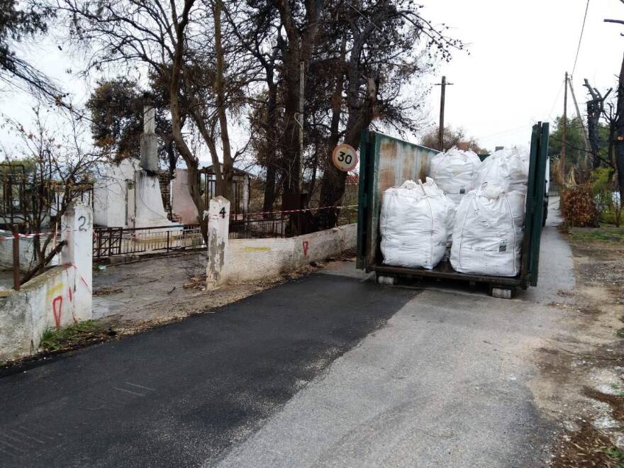  Ξεκίνησε η αποκομιδή των τσουβαλιών με αμίαντο που απειλούσαν νηπιαγωγείο στην πυρόπληκτη Ραφήνα